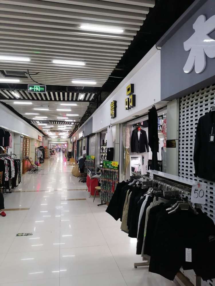 济宁有一条全省最长的地下步行商业街,是市民消暑购物的好地方