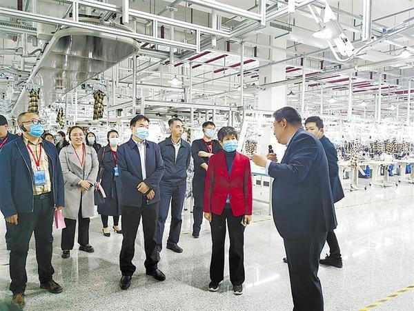 4月22日,河南省工信厅领导带队到太康县纺织服装研发检测中心参观太康